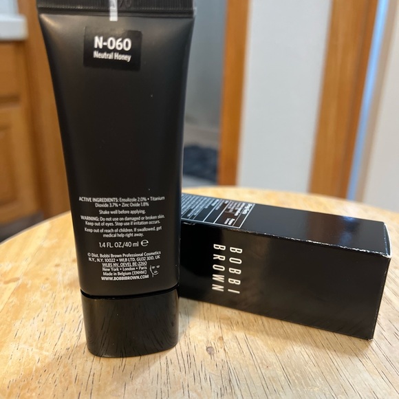 Bobbi Brown Skin Long-Wear Fluid Powder Foundation - Black - Picture 2 of 2